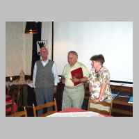 59-09-1260 6. Kirchspieltreffen 2005. Geehrt wurde auch Irmgard Adelsperger fuer ihre Treue zur Goldbacher Gemeinschaft .JPG